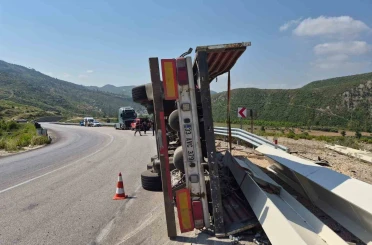 Antalya-Konya yolunda devrilen tırın sürücüsü yaralandı 