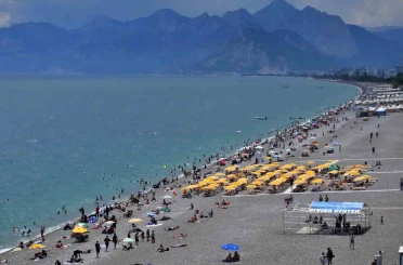 Antalya sahillerinde bayram yoğunluğu ikinci günde artarak devam etti 