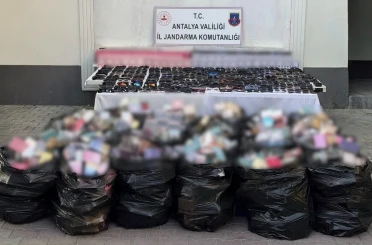 Antalya’da 5 milyon liraya yakın kaçak gözlük ve parfüm operasyonu 