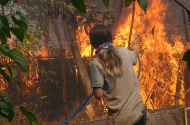 Antalya’da alevler mahalleyi sardı, vatandaşlar seferber oldu 