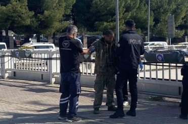 Antalya’da alt geçit demirlerine çıkan genci polis ikna edip indirdi 