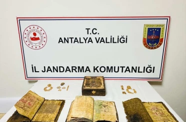 Antalya’da durdurulan araçtan tarihi Kur’an-ı Kerim ve tarihi eser çıktı 