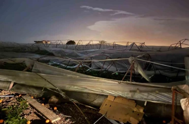Antalya’da hortum seralara zarar verdi 