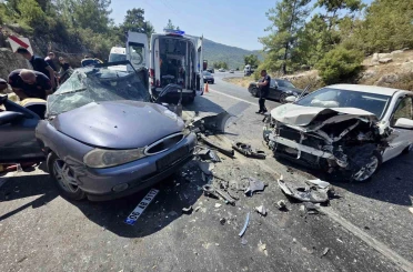 Antalya’da iki otomobilin çarpıştığı feci kazada 8 yaralı 