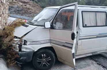 Antalya’da istinat duvarına çarpan aracın sürücüsü yaralandı 
