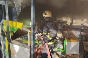 Antalya’da işyerini kendini kilitleyip yangın çıkaran pideci, camları kırıp içeriye giren itfaiye ekiplerince baygın bulundu 