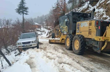 Antalya’da karla mücadele: Yüksek kesimlerde mahsur kalan araçlar kurtarıldı 