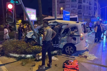Antalya’da kırmızı ışık ihlali kazayı da beraberinde getirdi: 3’ü ağır 6 yaralı 