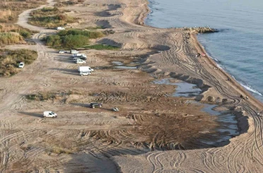 Antalya’da kum hırsızları sahilleri talan etti, kum ocağına dönen sahiller dronla görüntülendi