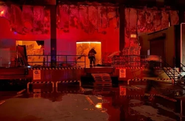 Antalya’da market deposu alev alev yandı, temel gıda alanı küle döndü 