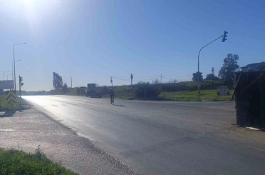 Antalya’da muz yüklü kamyonun kasası yola savruldu 