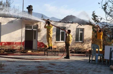 Antalya’da ormanlık alanda çıkan yangında eski okulun çatısı yandı 