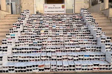Antalya’da piyasa değeri 20 milyon olan 20 bin kaçak gözlük ele geçirildi 