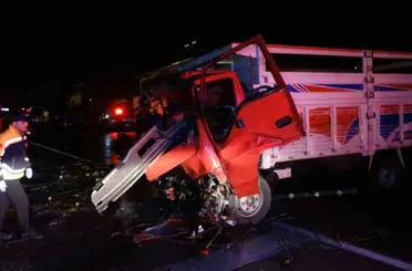 Antalya’da refüjü aşıp karşı şeride dalan kamyon ortalığı savaş alanına çevirdi: 3 yaralı
