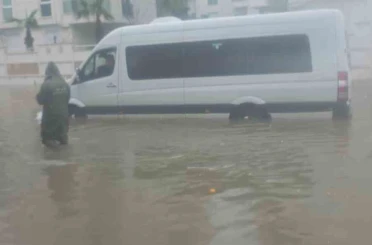 Antalya’da sağanak etkili oldu,araçlar yollarda ilerlemekte zorlandı 