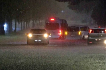 Antalya’da sağanak yolları göle döndürdü, araçların mahsur kaldığını gören diğer sürücüler kaldırımlardan ilerledi 