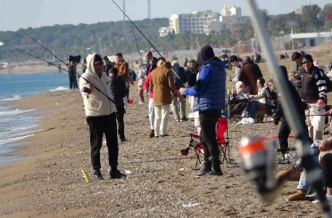 Antalya’da sahile akın eden vatandaşlar güneşin tadını çıkardı 