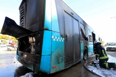 Antalya’da seyir halindeki halk otobüsü alevlere teslim oldu 