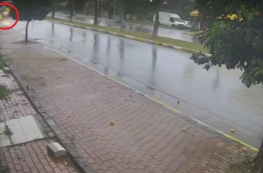 Antalya’da seyir halindeki otomobil bir anda alev topuna döndü, sürücü kendini dışarıya attı 