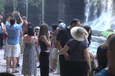 Antalya’nın simgelerinden Düden Şelalesi, 2025’te yaklaşık 900 bin ziyaretçiyi ağırladı 