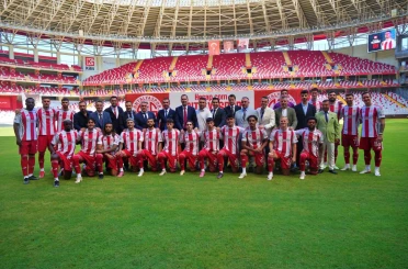 Antalyaspor, yeni transferlerini ve A takıma yükselen genç oyuncularını taraftara tanıttı 