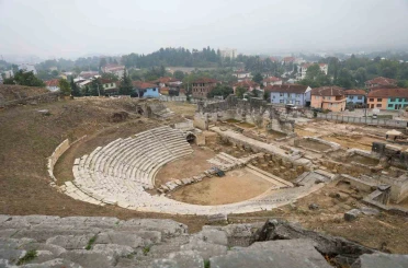 Antik Tiyatro aslına dönecek kazı alanı genişleyecek 
