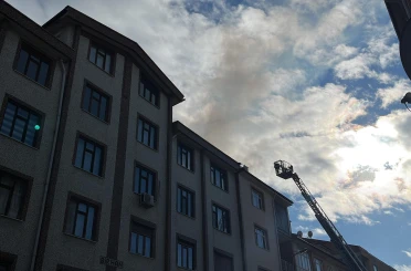Apartman çatısında çıkan yangın korkuttu