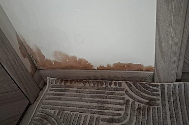 Apartman dairelerinin her yerinden su sızmaya başladı 