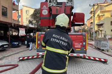 Apartmanın 2. katı alev alev yandı: 5 kişi dumandan etkilendi 