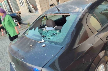 Apartmanın 5. kat balkonundan kopan beton parçaları park halindeki otomobilin üstüne düştü 