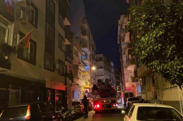 Apartmanın çatısından yükselen yoğun duman ekipleri harekete geçirdi 