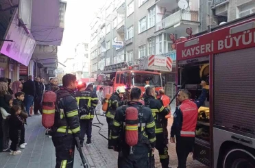 Apartmanın koridorunda çıkan yangın paniğe neden oldu 