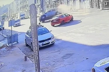 Ara sokaktan çıkan otomobilin çarptığı hafif ticari araç yan yattı 