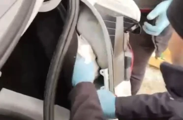 Arabaya uyuşturucu zulalayan şahıslar polisten kaçamadı: 3 tutuklama 