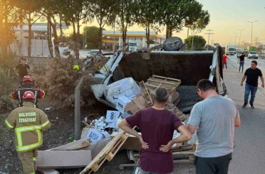 Araç altında sıkışan sürücü kurtarıldı