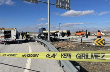 Araç bariyerlere ok gibi saplandı: Bir aile parçalandı