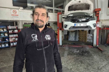 Araç içerisinde sıkışan yavru kediyi tamirhanede çırak sahiplendi 