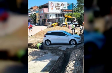 Araç sahibine ulaşılamayınca otomobilin etrafını kazdılar 