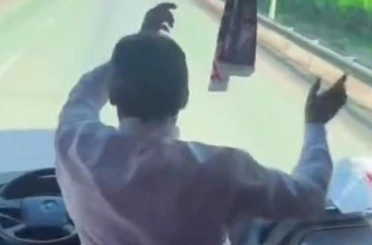 Araç seyir halindeyken ayağa kalkıp oynadı