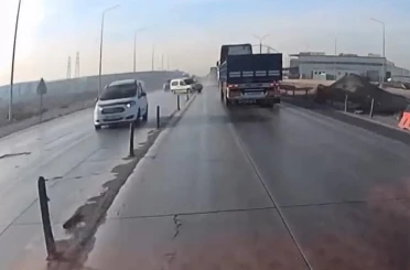 Araç sollamak isterken tırın önünde kaldı: 6 yaralı