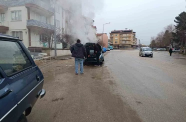 Araç yangınını vatandaşlar söndürdü 