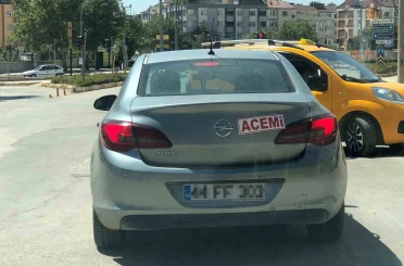 Aracının arkasına ‘acemi’ yazıp trafiğe çıktı