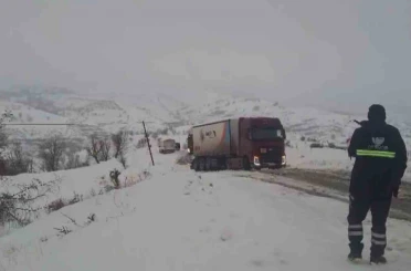 Araçlar karlı yolda mahsur kaldı 