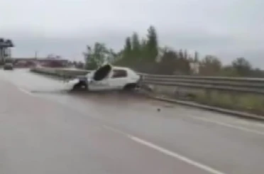 Araçları yavaşlatmak isterken feci kazayı saniye saniye görüntüledi 