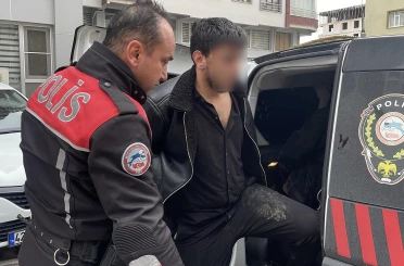 Araçtan uyuşturucu maddeyi attılar, yakalanınca ‘üzerimde bir şey yok" savunması yaptılar