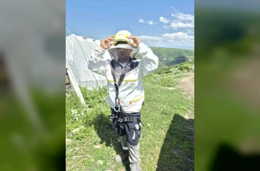 Aras elektrik ekipleri arıcı koruyucu kıyafetiyle müdahale ediyor 