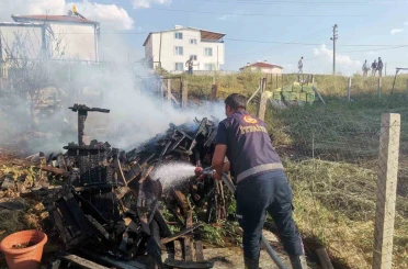 Arazideki odunların tutuşması sonucu yangın çıktı 