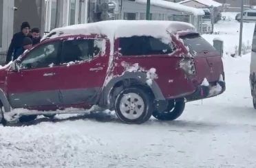 Ardahan’da buz tutan yolda araçlar ilerleyemedi 