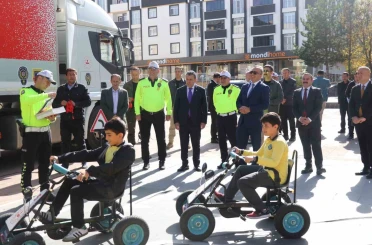 Ardahan’da Mobil Eğitim TIR’ında ilkokul öğrencilerine eğitim 