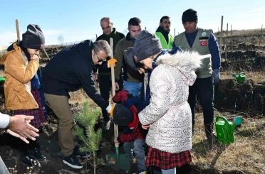 Ardahan’da öğrenciler fidan dikti 